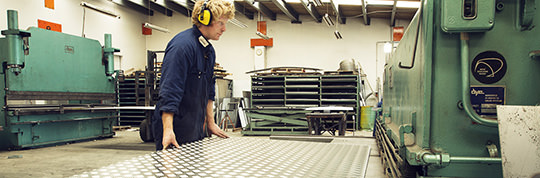 sheetmetal worker on the press